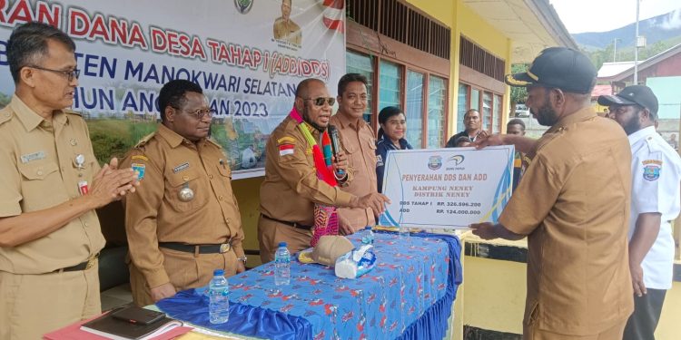 Bupati Waran Serahkan Dana Desa Tahap I di Distrik Neney
