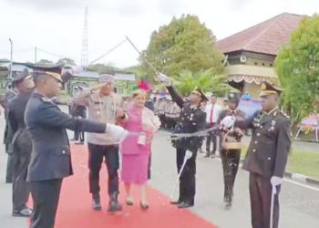 Kapolres AKBP Dr. Chairuddin Wachid Disambut dengan Tradisi Pedang Pora