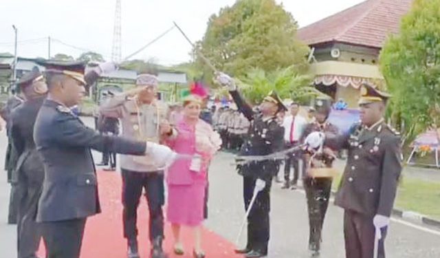Kapolres AKBP Dr. Chairuddin Wachid Disambut dengan Tradisi Pedang Pora