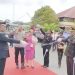 Kapolres AKBP Dr. Chairuddin Wachid Disambut dengan Tradisi Pedang Pora