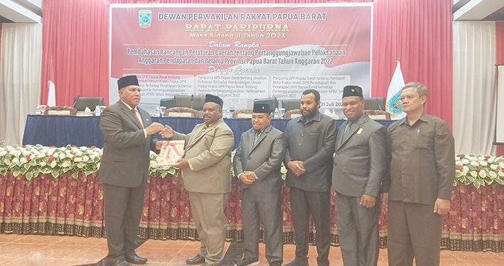 DPR Setujui dan Menetapkan Perda LKPD Pemprov Papua Barat 2022