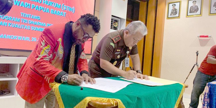 Kejati Papua Barat dan STIH Manokwari Tandatangani MoU