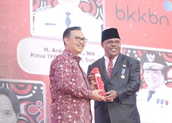 Bupati dan Ketua TP PKK Manokwari Terima Penghargaan MKK dari BKKBN