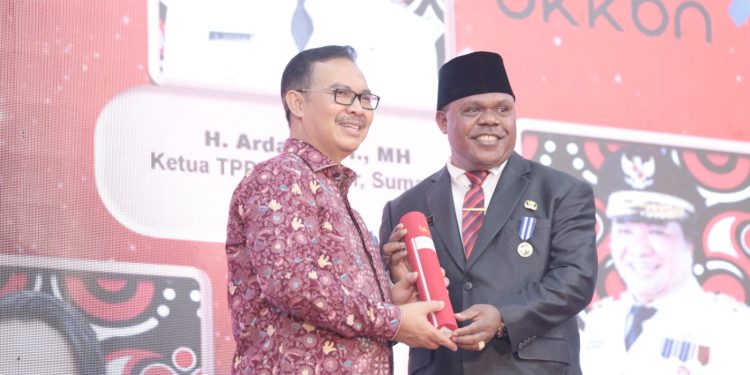 Bupati dan Ketua TP PKK Manokwari Terima Penghargaan MKK dari BKKBN