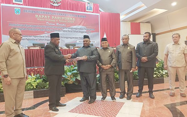 Pemprov Serahkan LKPj APBD TA 2022 ke DPR Papua Barat