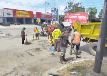 Jalan Berlubang di Tanjakan Kantor Bupati Akhirnya Ditambal