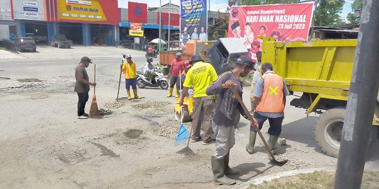 Jalan Berlubang di Tanjakan Kantor Bupati Akhirnya Ditambal