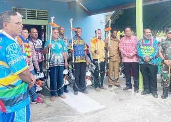 Warga Kampung Masabui Dapat Bantuan Mesin Potong Rumput dan Kelengkapannya