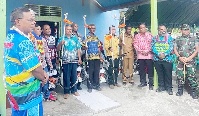 Warga Kampung Masabui Dapat Bantuan Mesin Potong Rumput dan Kelengkapannya