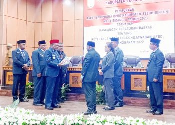 Bupati Teluk Bintuni Sampaikan LPJ APBD Tahun 2022