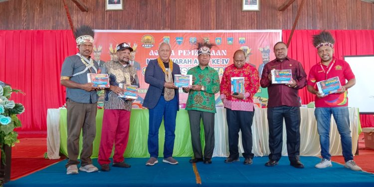 Anggota DPR RI, Komarudin Watubun Bicara Soal Otsus di Musdat IV Suku Besar Arfak