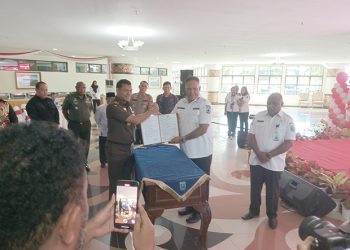 Waterpauw Serahkan Hibah Senilai Rp97 Miliar ke 10 Instansi Pemerintahan