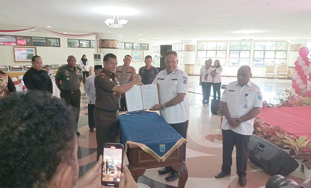 Waterpauw Serahkan Hibah Senilai Rp97 Miliar ke 10 Instansi Pemerintahan