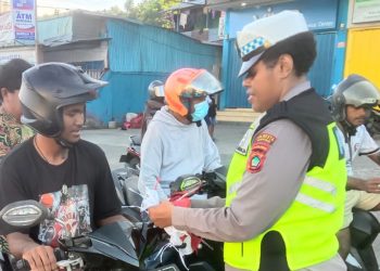 Petugas Satlantas Bagikan 100 Bendera dan Brosur Imbauan Tertib Lalu Lintas