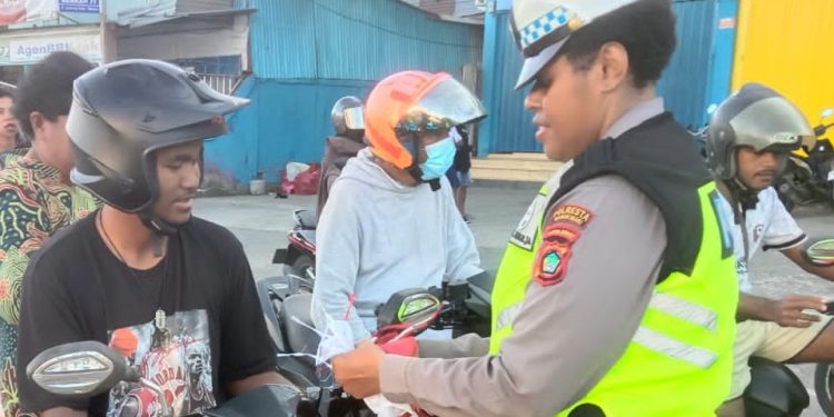 Petugas Satlantas Bagikan 100 Bendera dan Brosur Imbauan Tertib Lalu Lintas