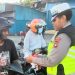 Petugas Satlantas Bagikan 100 Bendera dan Brosur Imbauan Tertib Lalu Lintas