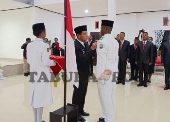 Wakil Bupati Wempy Rengkung Kukuhkan Paskibra Mansel