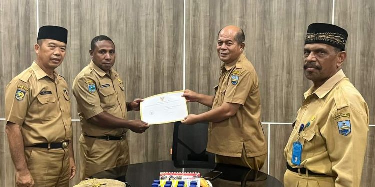 Oktofianus Kambu Gantikan Irwanto Pimpin Bappeda Manokwari