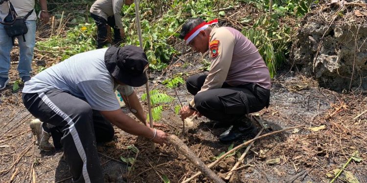 Jaga Bumi, Polresta Manokwari Tanam 200 Bibit Pohon Produktif di Kampung Asai