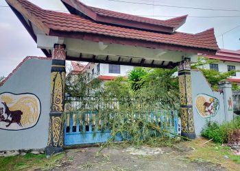 Pintu Gerbang Kantor DPRD Manokwari Dipalang