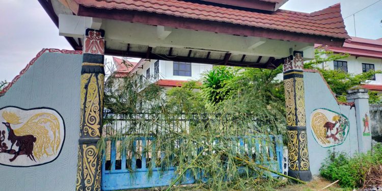 Pintu Gerbang Kantor DPRD Manokwari Dipalang