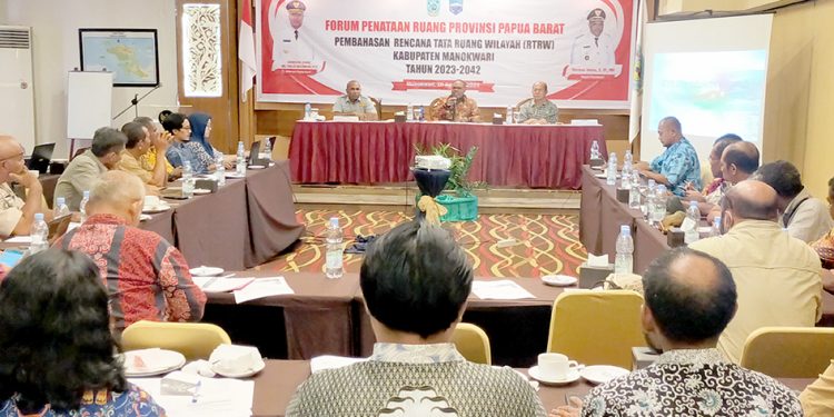 Gerakan Bersih Teluk Sawaibu, Temukan Endapan Sampah Berusia Puluhan Tahun