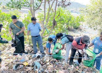 Gerakan Bersih Teluk Sawaibu, Temukan Endapan Sampah Berusia Puluhan Tahun