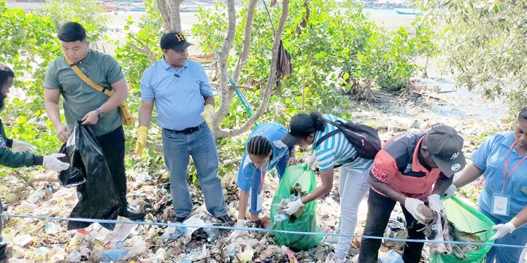 Gerakan Bersih Teluk Sawaibu, Temukan Endapan Sampah Berusia Puluhan Tahun