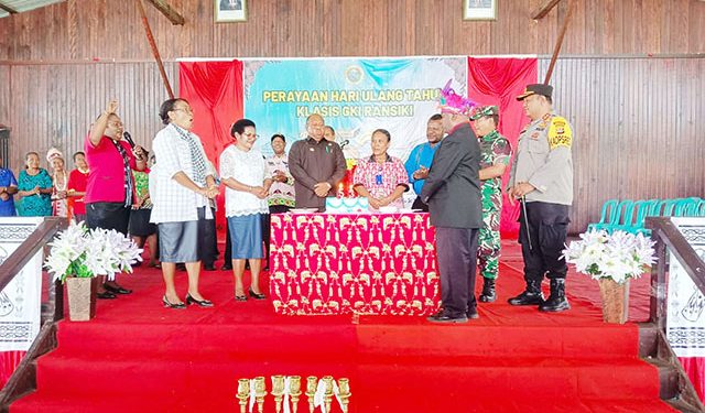 Hadiri HUT ke-53 Klasis GKI Ransiki, Bupati Waran Usulkan Pemekaran Klasis Pulau Roon