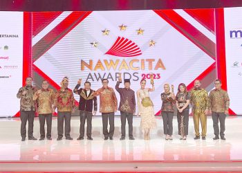 Bupati Manokwari Terima Penghargaan Nawacita Awards Kategori Pejuang Demokrasi