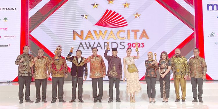 Bupati Manokwari Terima Penghargaan Nawacita Awards Kategori Pejuang Demokrasi