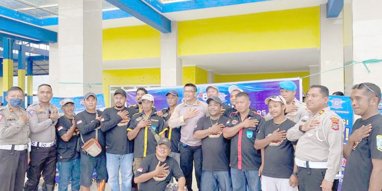 Satlantas Polresta Manokwari Berbagi dengan TKBM dan Sopir di Terminal Wosi