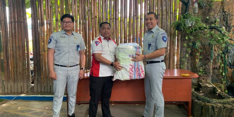 PT Jasa Raharja Serahkan Bantuan 50 Rompi