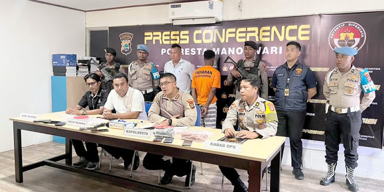 Sambangi Kejati, Keluarga Minta Tersangka Korupsi Tiang Pancang Ditangkap