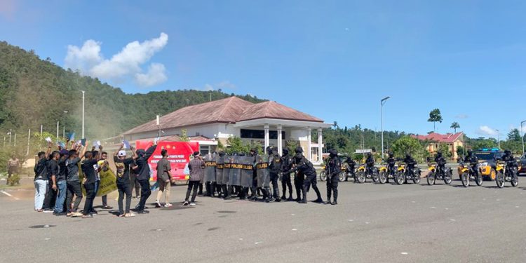 Sambangi Kejati, Keluarga Minta Tersangka Korupsi Tiang Pancang Ditangkap