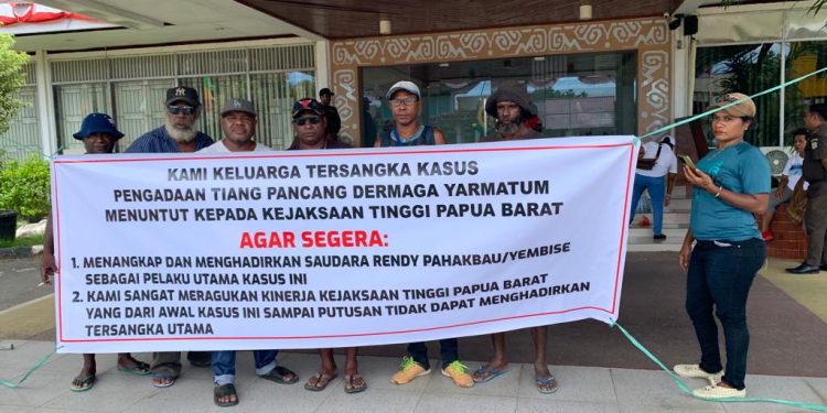 Sambangi Kejati, Keluarga Minta Tersangka Korupsi Tiang Pancang Ditangkap