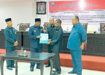 Sempat Molor Lima Jam, APBD-P Manokwari T.A 2023 Akhirnya Disepakati