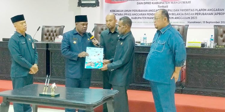 Sempat Molor Lima Jam, APBD-P Manokwari T.A 2023 Akhirnya Disepakati