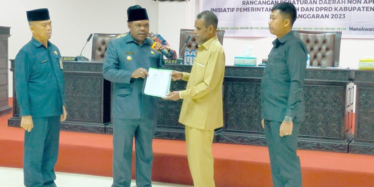 Bupati Jelaskan Tujuan Ajukan Enam Ranperda ke DPRD Manokwari 