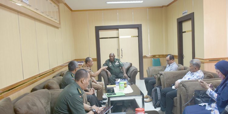 Kasdam XVIII Kasuari dan Kepala Dinas Kesehatan Beraudiens