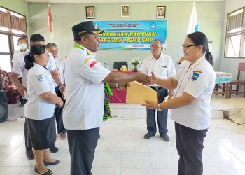 Bupati Manokwari Terima Keluhan Guru dan Kepsek SMP
