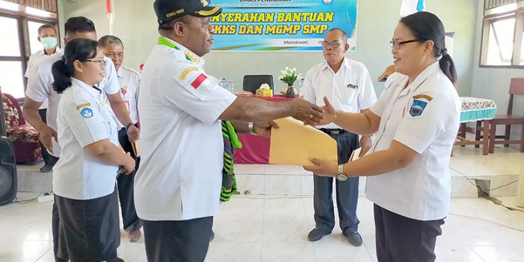 Bupati Manokwari Terima Keluhan Guru dan Kepsek SMP