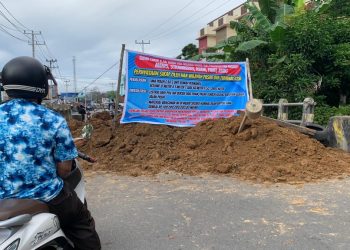 Tuntut Pemda Bayar Rp 120 Miliar, Akses Menuju Pasar dan Terminal Wosi Dipalang dengan Material