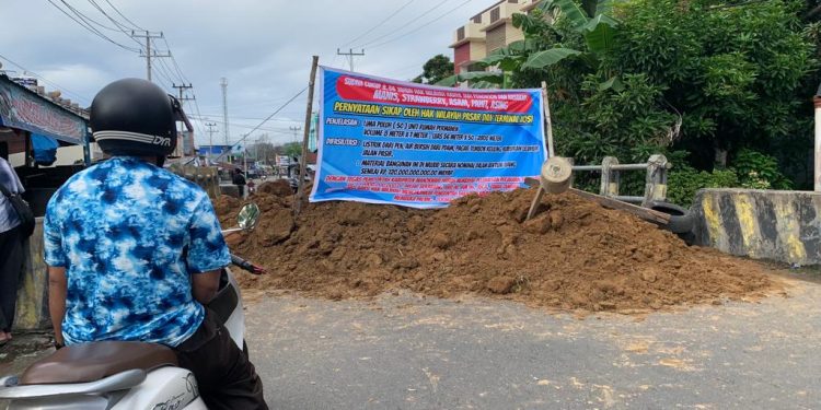 Tuntut Pemda Bayar Rp 120 Miliar, Akses Menuju Pasar dan Terminal Wosi Dipalang dengan Material