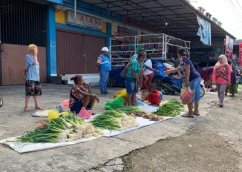 Tuntut Pemda Bayar Rp 120 Miliar, Akses Menuju Pasar dan Terminal Wosi Dipalang dengan Material