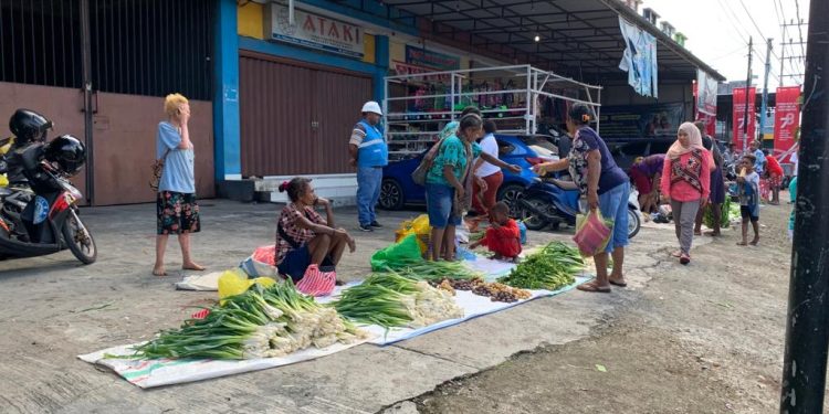 Tuntut Pemda Bayar Rp 120 Miliar, Akses Menuju Pasar dan Terminal Wosi Dipalang dengan Material