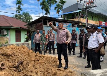 Turunkan Alat Berat, Polisi Buka Paksa Palang Jalan di Area Pasar Wosi