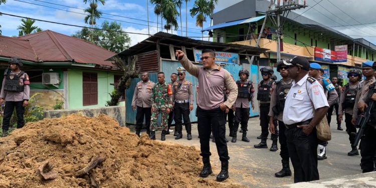 Polisi Amankan Sopir Truk Pembawa Material Pemalangan Pasar Wosi