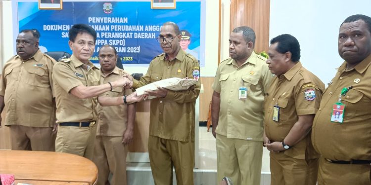 Tanda Tangan NPHD, Ketua KPU Pegaf Apresiasi Respon Cepat Bupati dan TAPD
