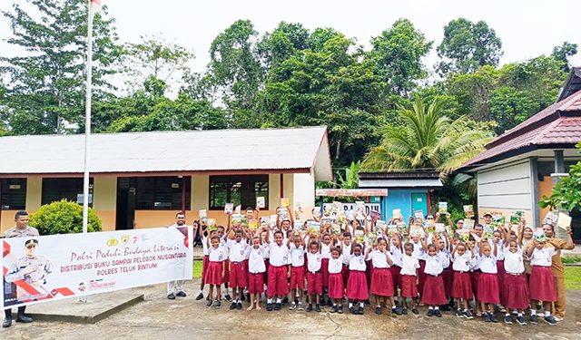 Peduli Budaya Literasi, Polres Bintuni Bagikan Buku di SD YPK Rafidim Manimeri